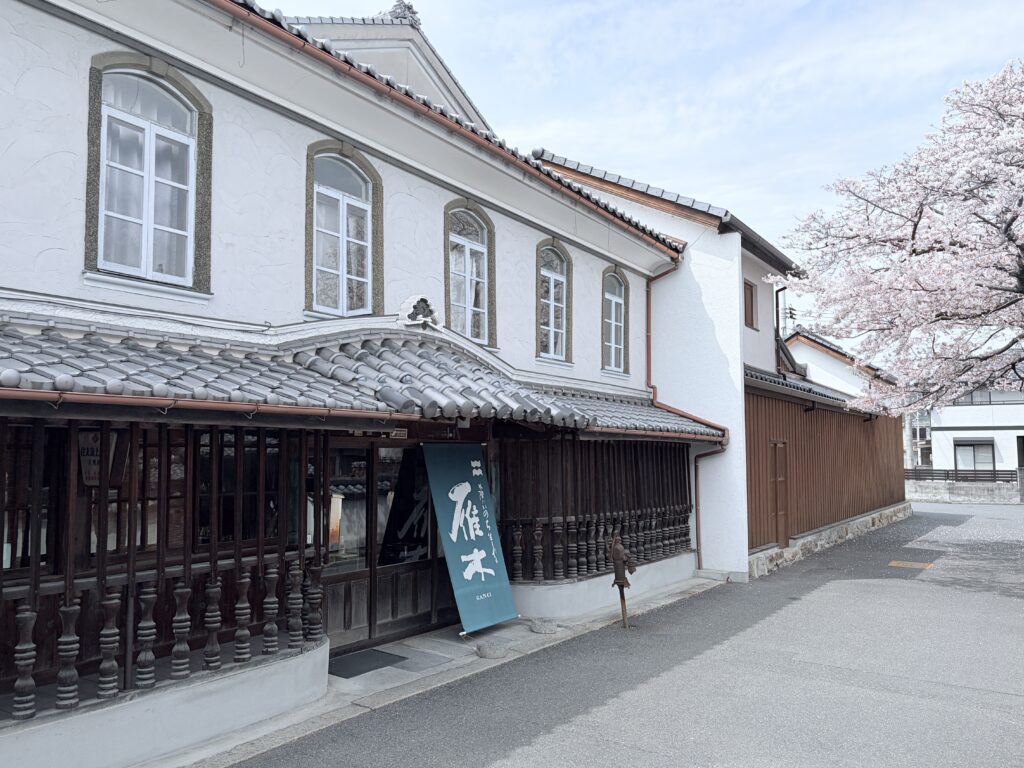 桜満開の山口の酒蔵巡り2：白壁に映える桜花酒味いかに
